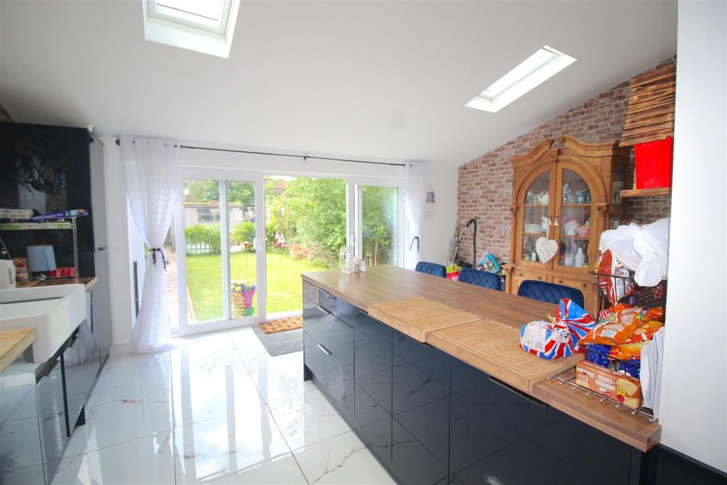 Property photo 3 of 19 Kitchen