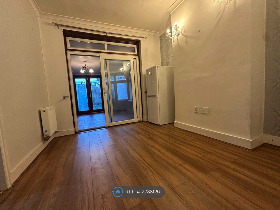 Property photo 3 of 13 Lounge