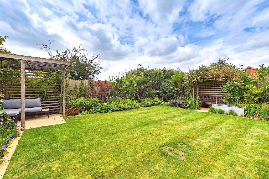 Property photo 3 of 24 6 Tweengates - Garden