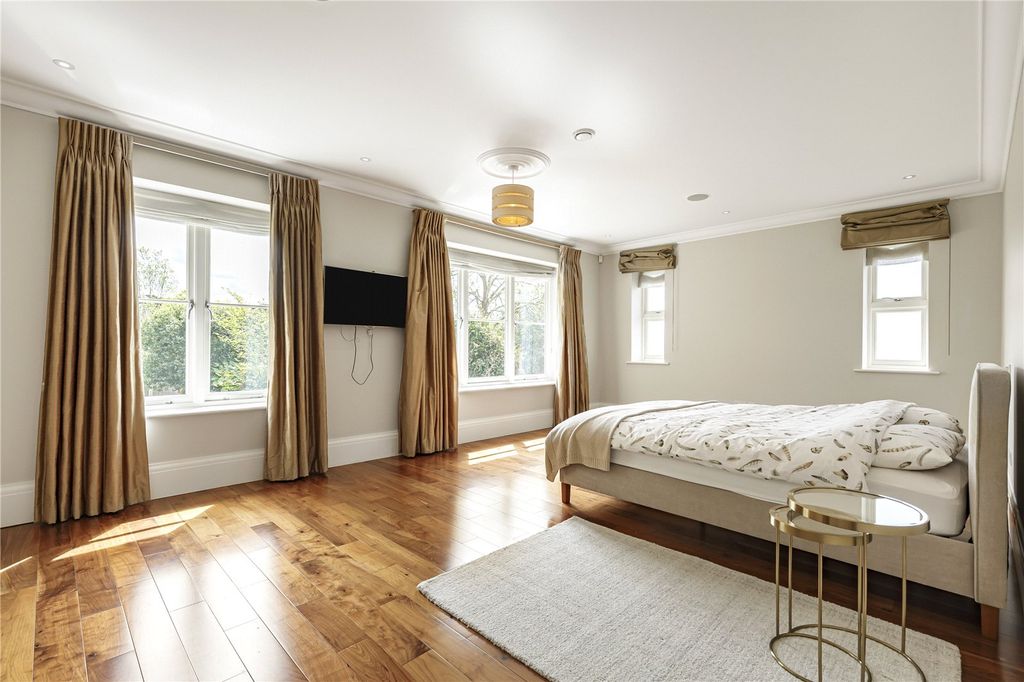 Property photo 3 of 28 Bedroom