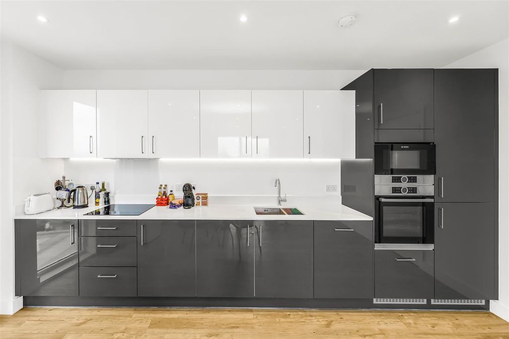 Property photo 3 of 21 4