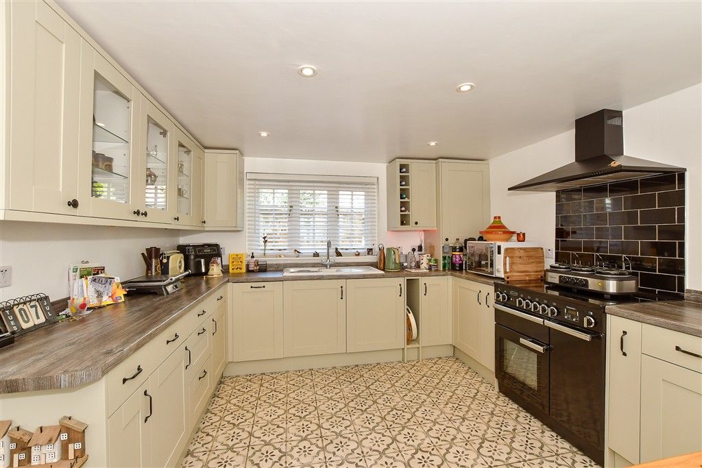 Property photo 3 of 10 Kitchen