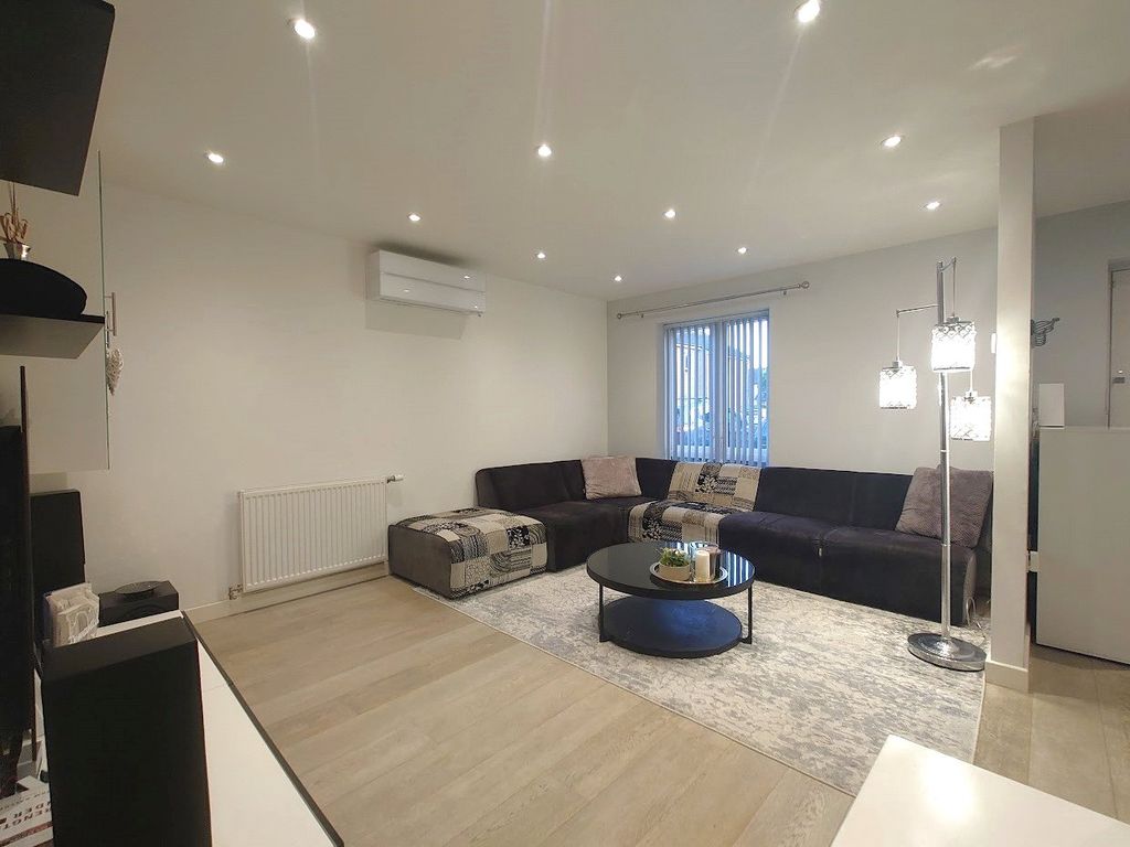 Property photo 2 of 14 Lounge