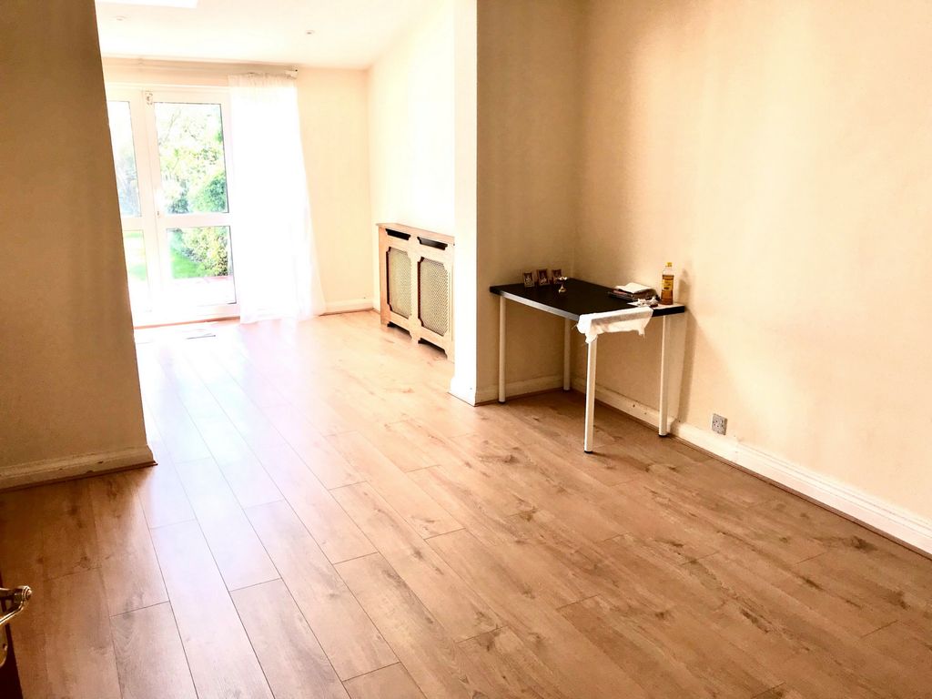 Property photo 3 of 9 Photo 4