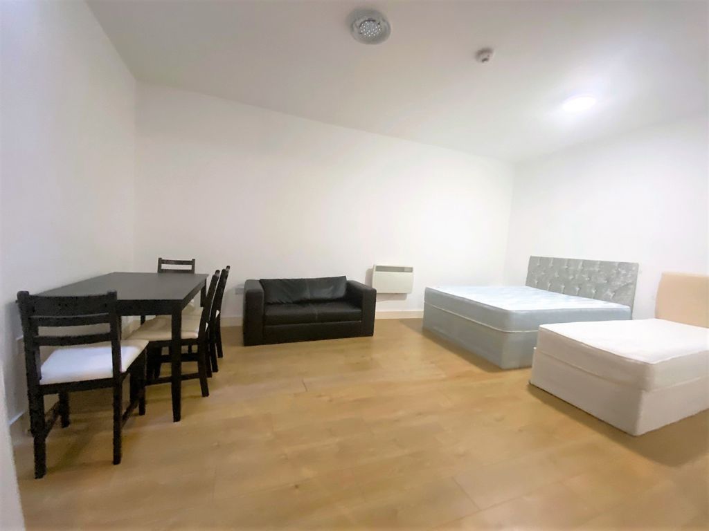 Property photo 1 of 6 406C Staines Road, Feltham, Tw14 8BT