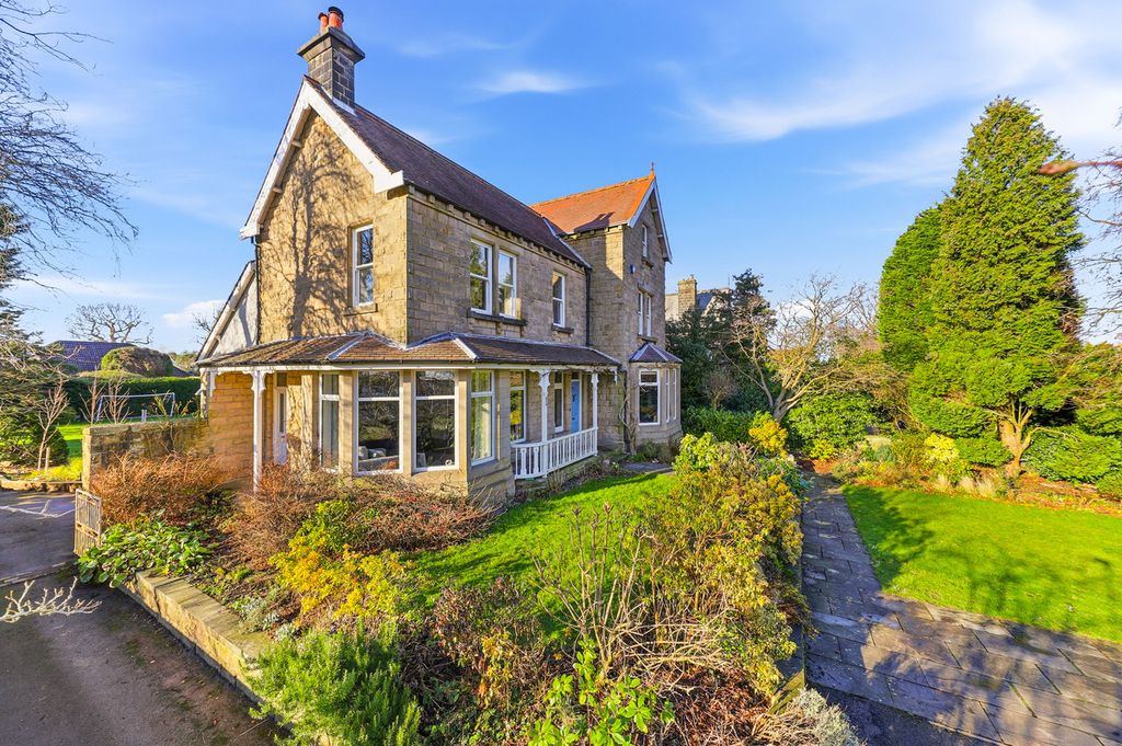 Property photo 2 of 39