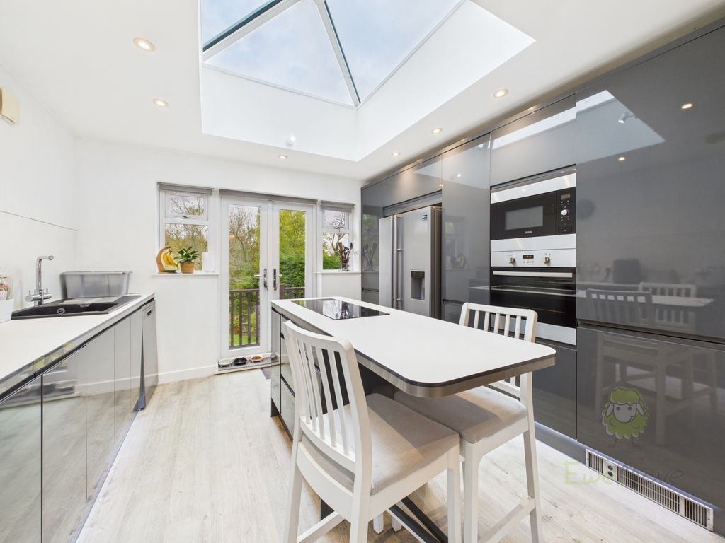 Property photo 3 of 14 Cam05477G0-Pr0012-Still011