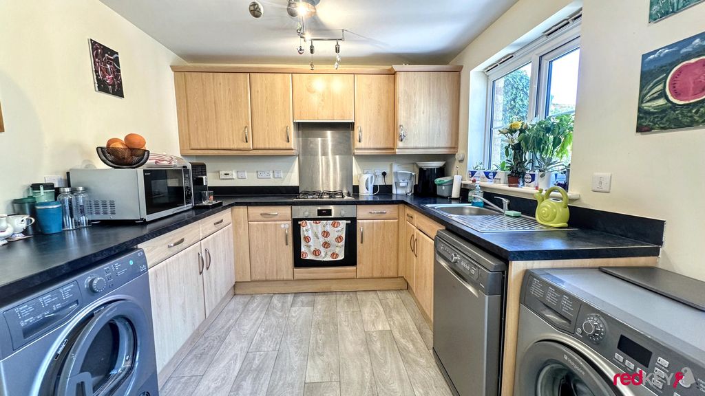 Property photo 3 of 8 Kitchen