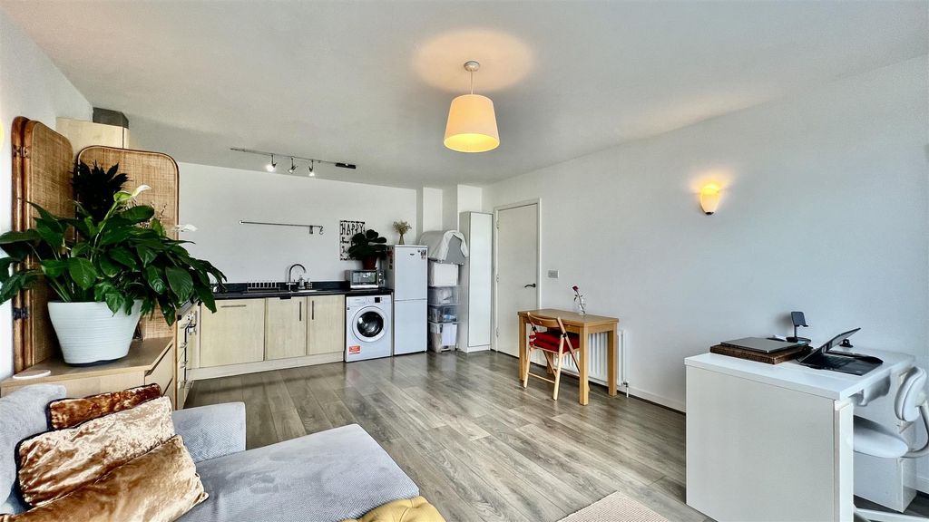 Property photo 1 of 7 Kitchen/ Reception Room