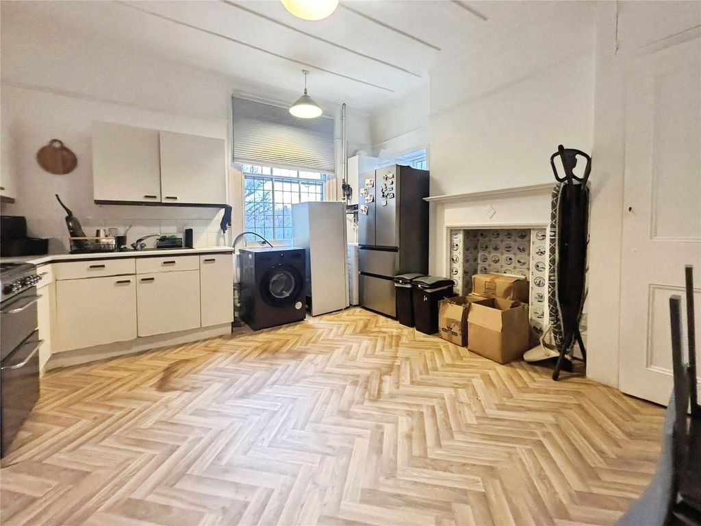 Property photo 3 of 11 Kitchen