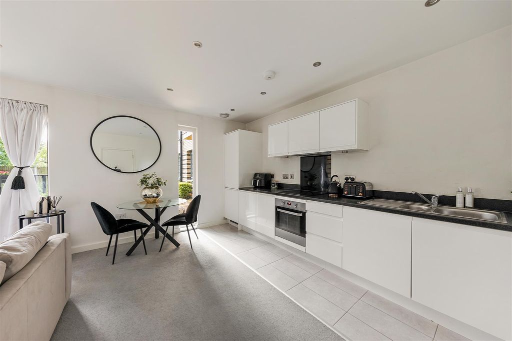Property photo 3 of 28 Merriam Close, E4
