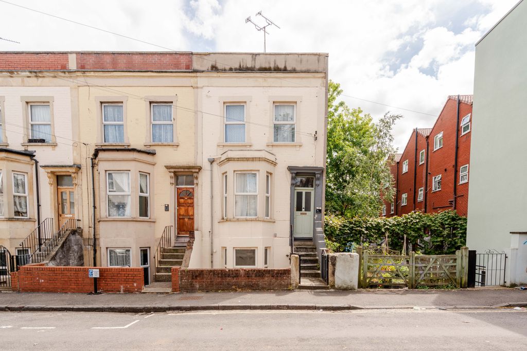 Property photo 2 of 10 11