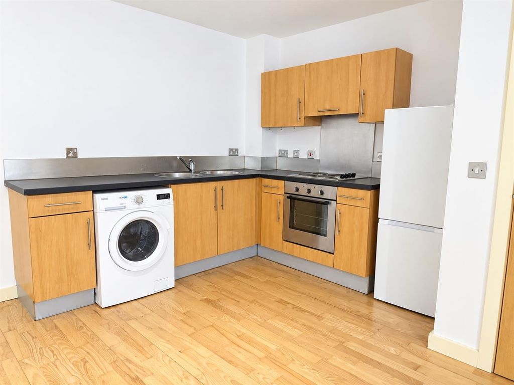 Property photo 2 of 7 Modern Fitted Kitchen With Essential Appliances...
