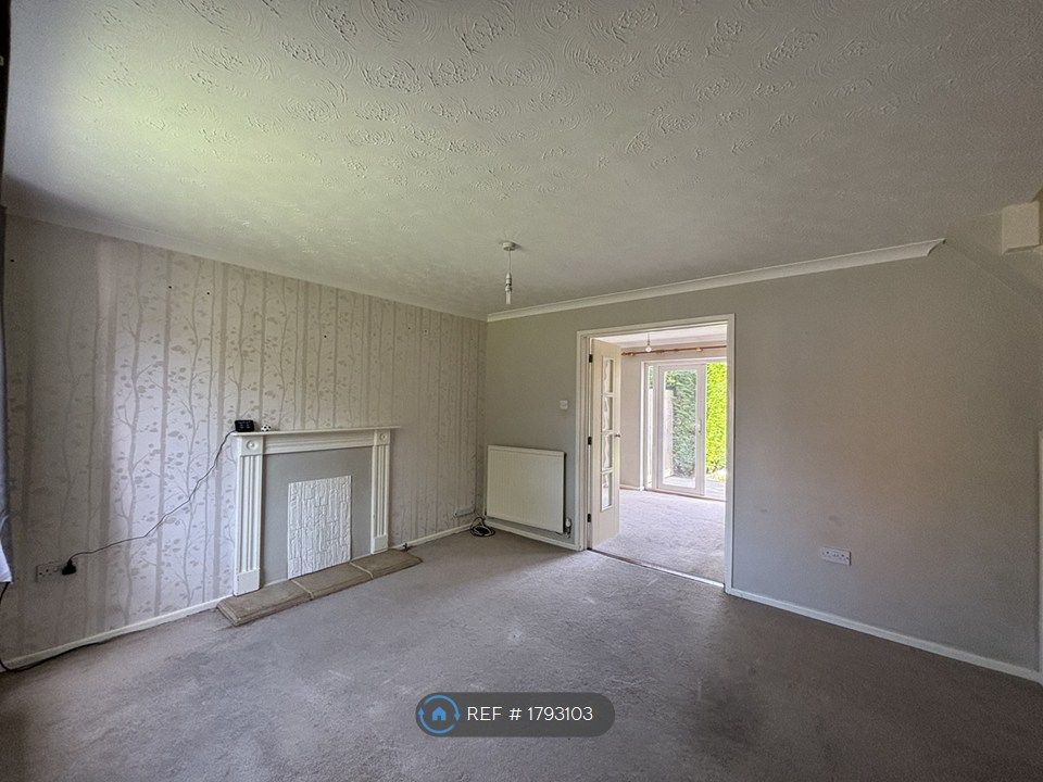 Property photo 3 of 11 Living Room