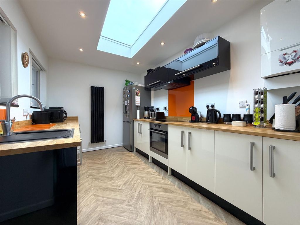 Property photo 2 of 20 Superb Modern Kitchen 428