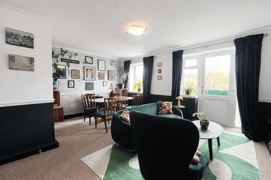 Property photo 2 of 13 Lounge