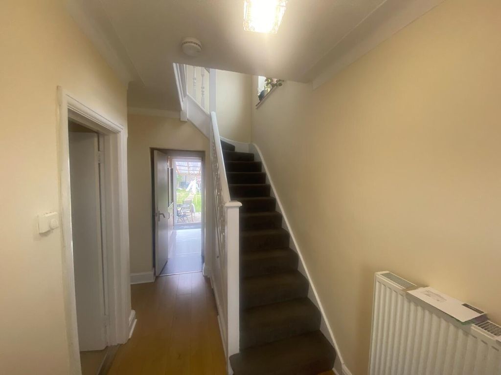 Property photo 3 of 8 Hallway