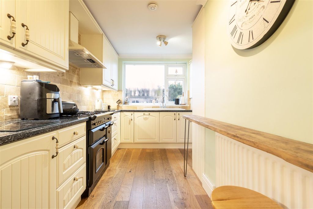 Property photo 3 of 9 Kitchen