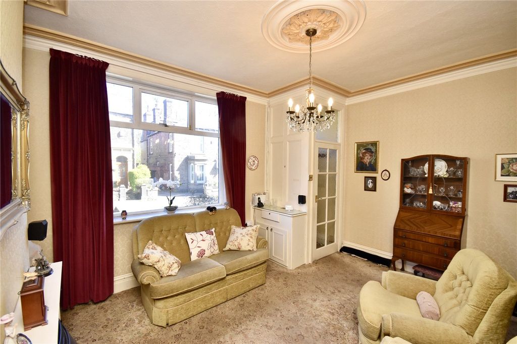 Property photo 3 of 17 Lounge