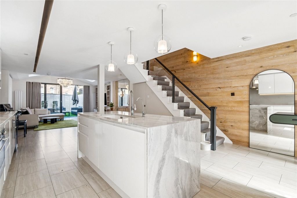 Property photo 2 of 18 Kitchen