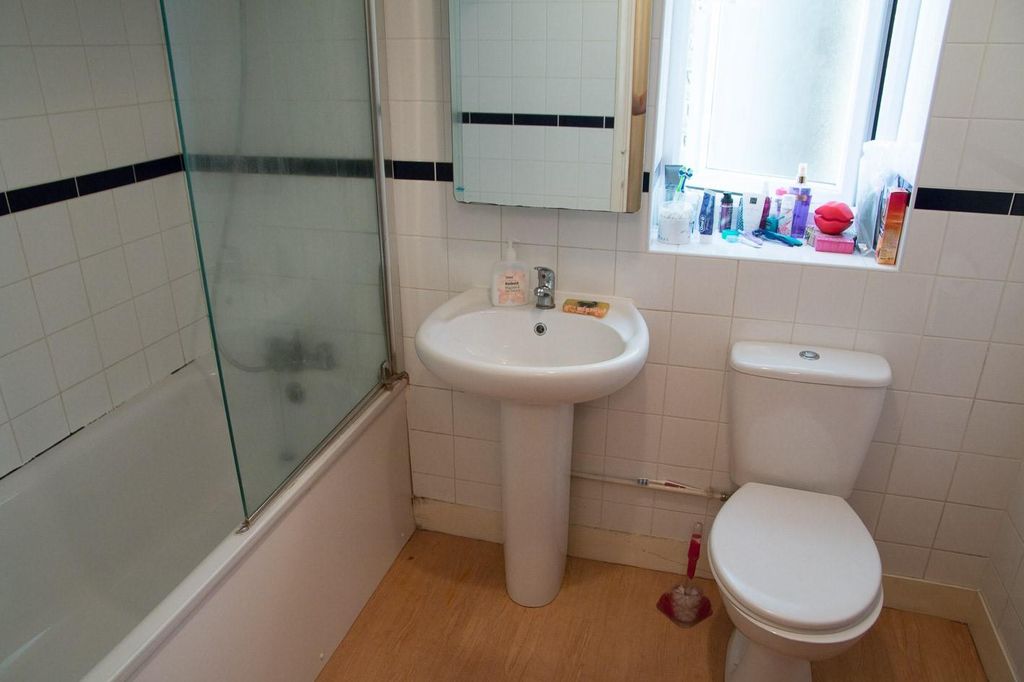 Property photo 3 of 4 Bathroom.Jpg
