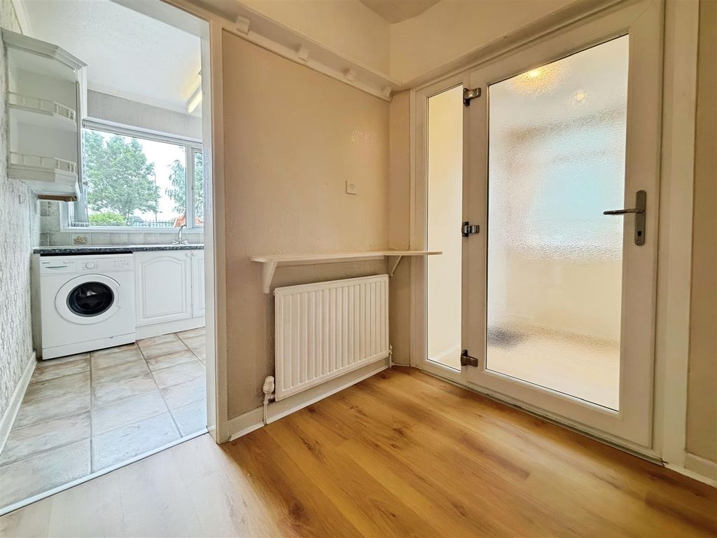Property photo 3 of 28 Entrance Hall