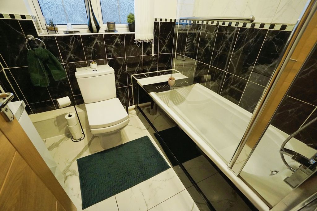 Property photo 3 of 16 Bathroom