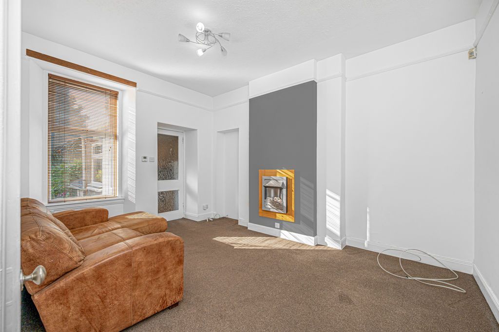 Property photo 3 of 19 Lounge