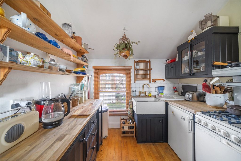 Property photo 3 of 10 Kitchen