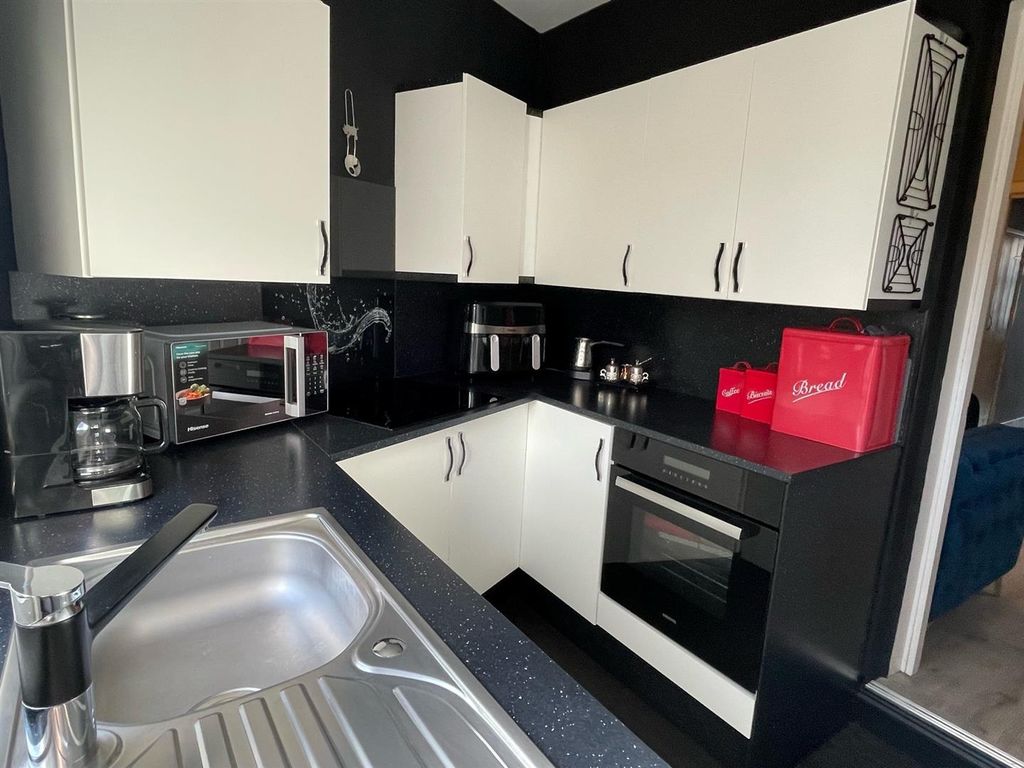 Property photo 3 of 19 Kitchen