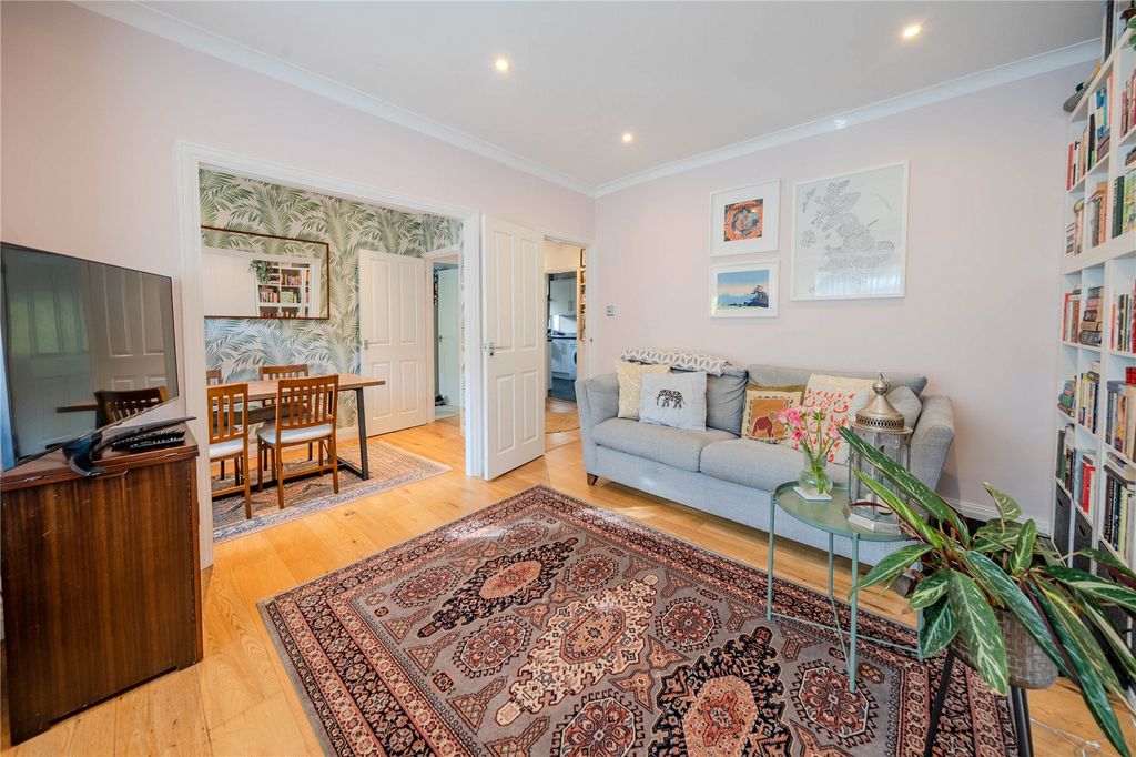 Property photo 2 of 17 Lounge / Dining