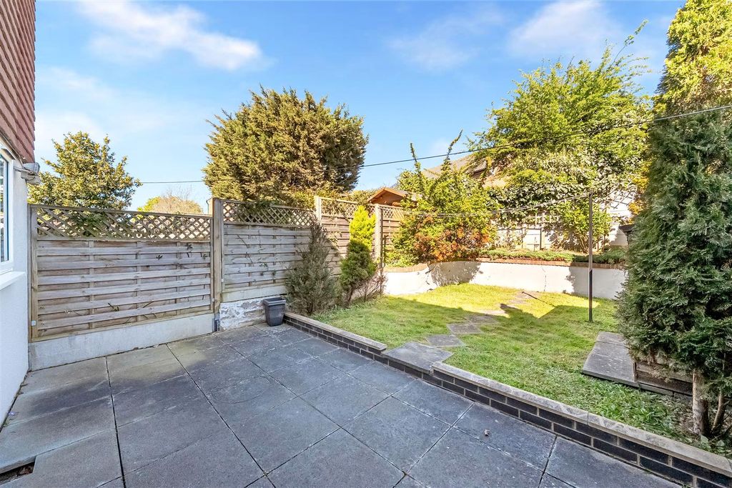 Property photo 3 of 17 Ashingdon Close, E4