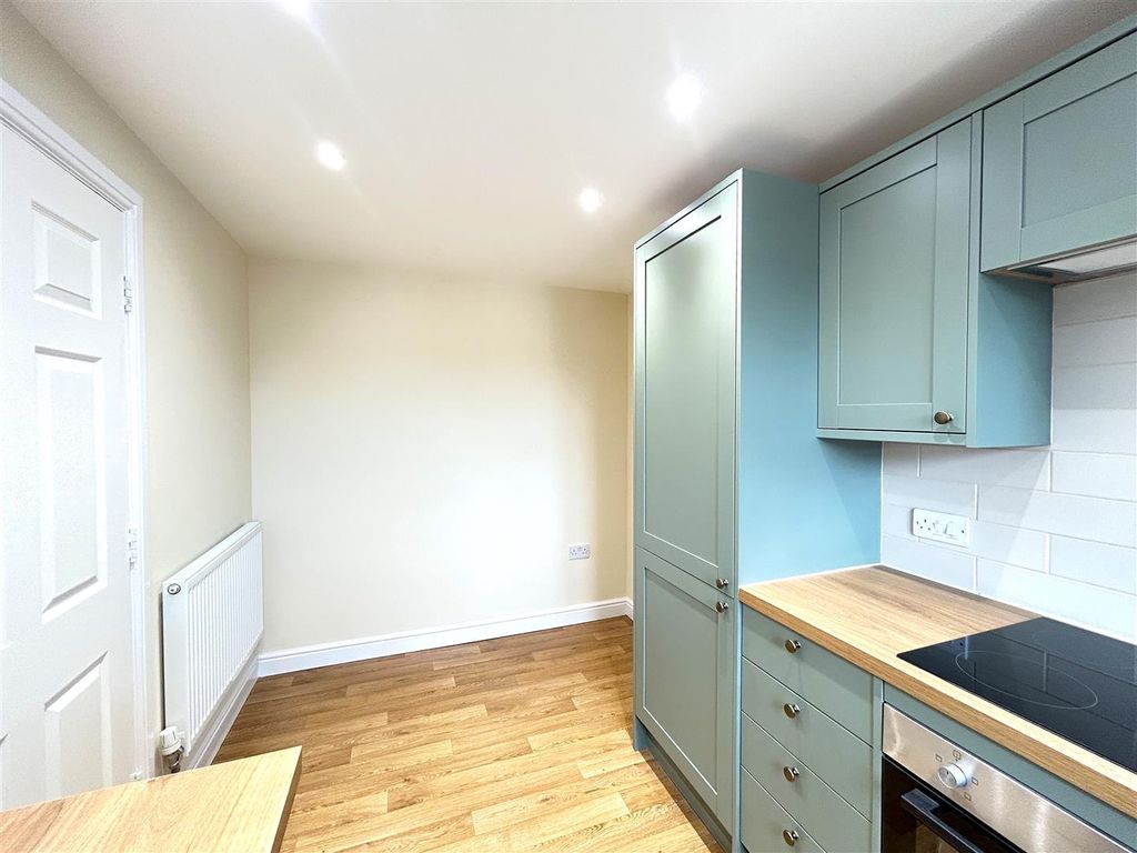 Property photo 3 of 10 Kitchen