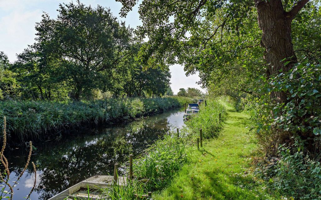 Property photo 3 of 22 Dyke