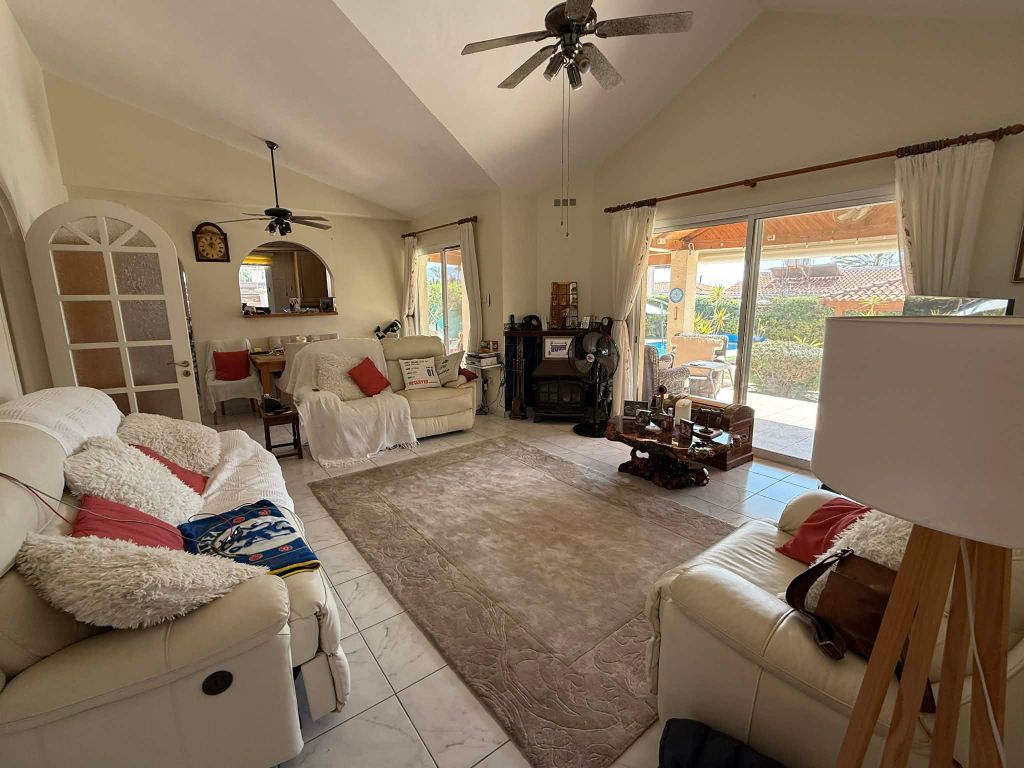 Property photo 2 of 31