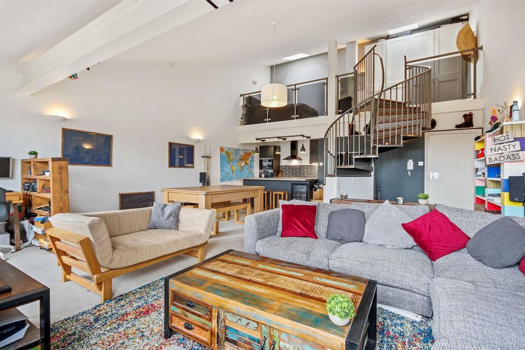 Property photo 1 of 11 44B8A055-d69F-4F67-Abfd-202Fc0c7A8Bbampropworld -