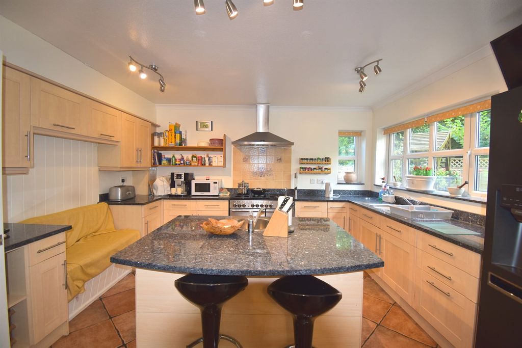 Property photo 3 of 29 Breakfast Kitchen