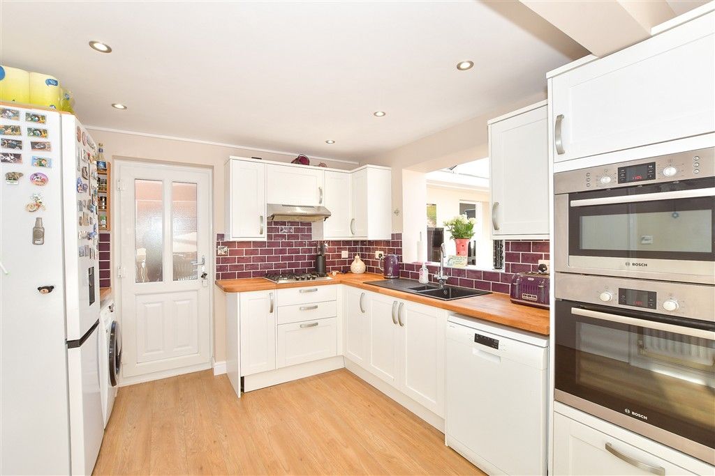 Property photo 2 of 15 Kitchen/Breakfast Area