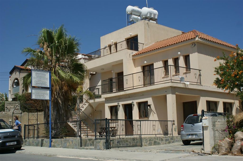 Property photo 2 of 40