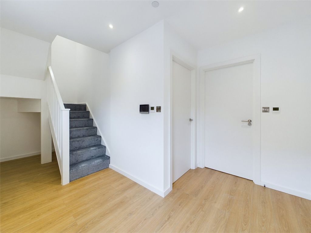 Property photo 2 of 17 Picture No. 15