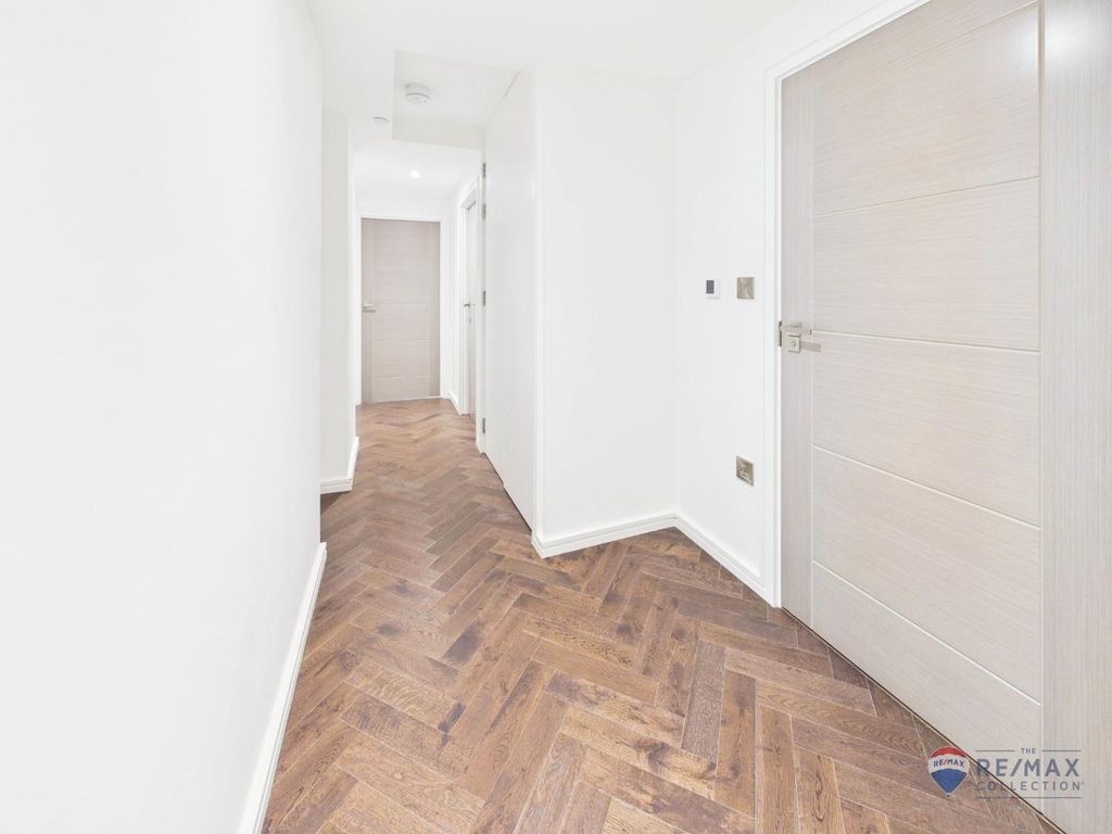 Property photo 3 of 13 Entrance Hall.Jpg