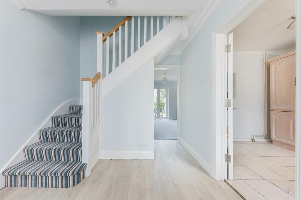 Property photo 2 of 13 Entrance Hall