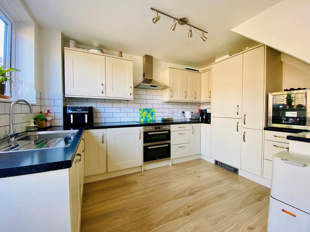Property photo 1 of 24 Kitchen -4