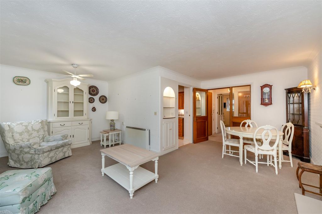Property photo 2 of 11 8632387-Interior14.Jpg