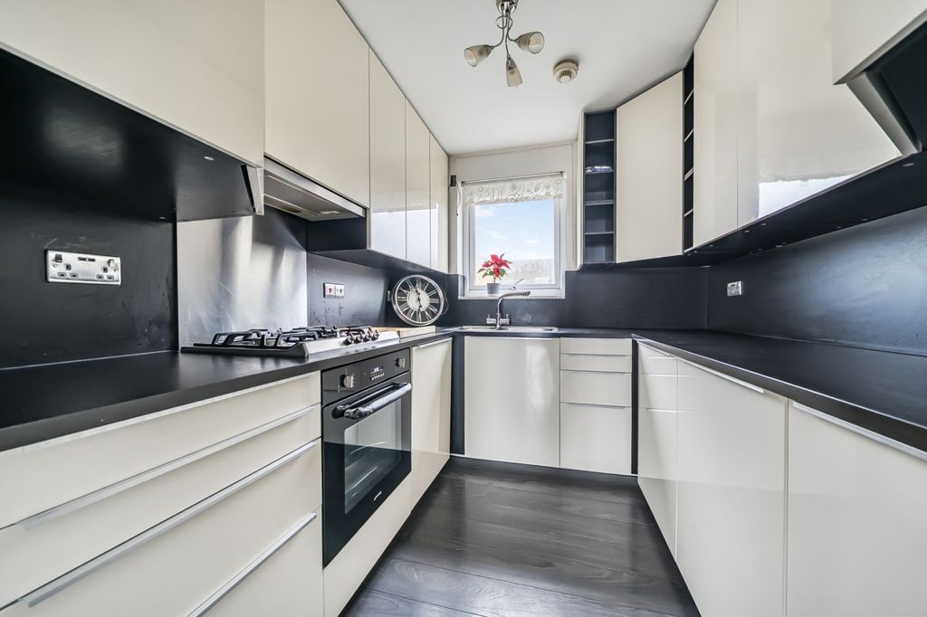 Property photo 3 of 19 Kitchen