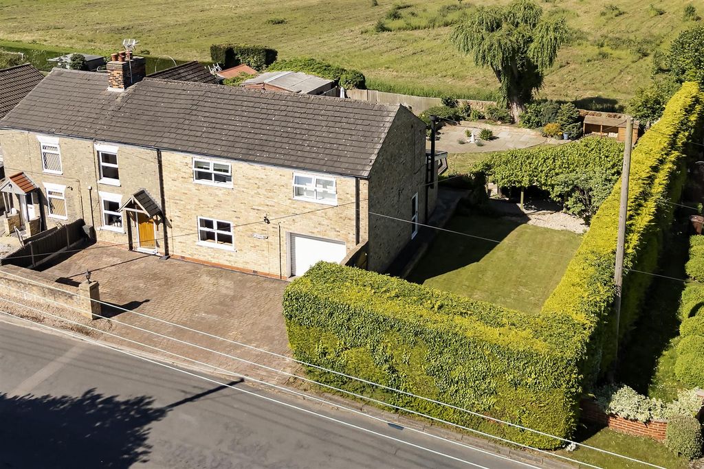 Property photo 1 of 25 003 - 11 Station Lane.Jpg
