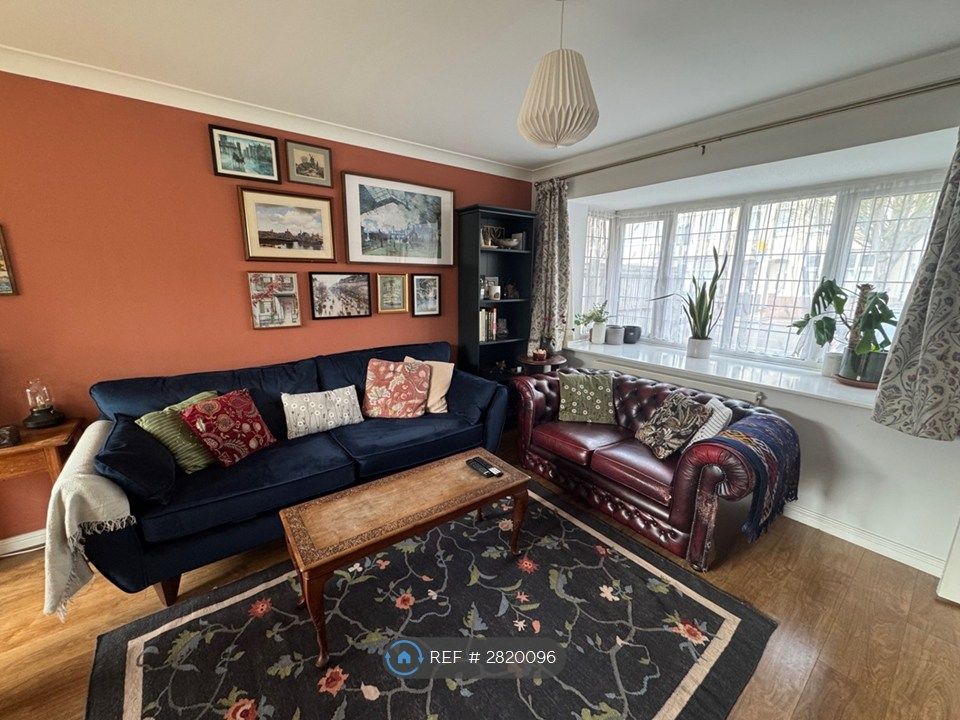 Property photo 3 of 11 Living Room