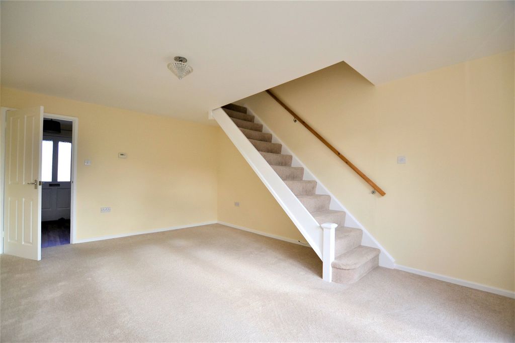 Property photo 3 of 10 Livingroom Pic 1