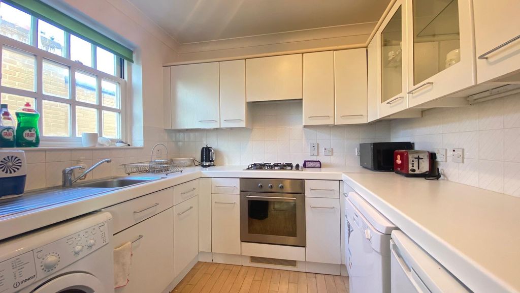 Property photo 2 of 11 Kitchen