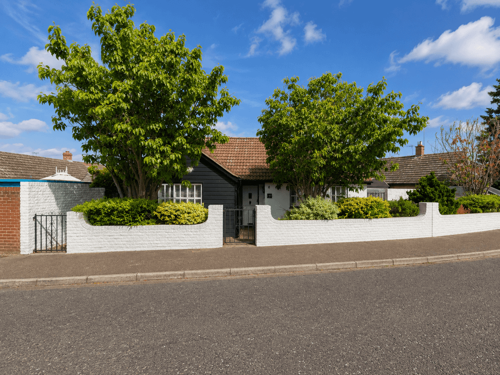 Property photo 1 of 15 2 Bedroom Bungalow For Sale